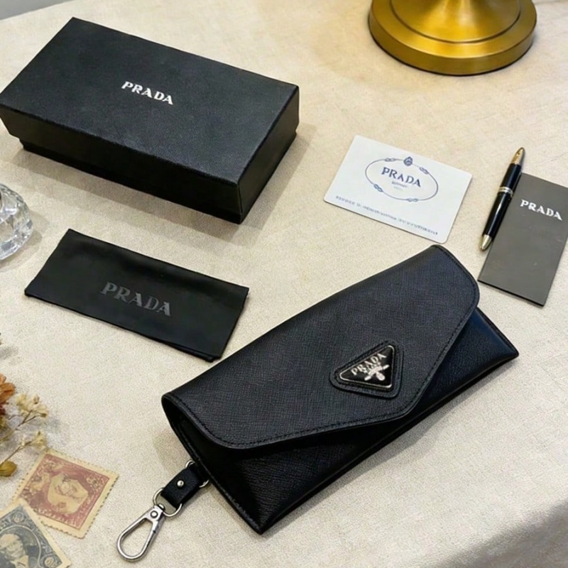 Prada Black Leather Eyeglass C - огляд і ціна Luxury Bags Consignment