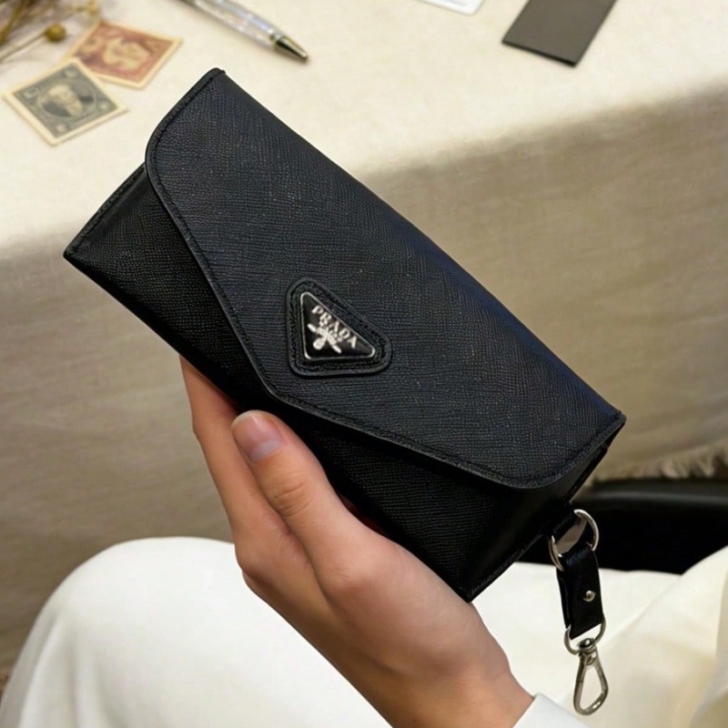 Prada Black Leather Eyeglass C - огляд і ціна Luxury Bags Consignment