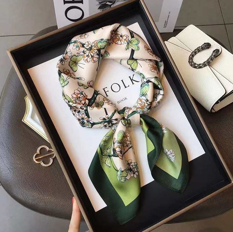 Luxury Fashion Print 70*70cm S - огляд і ціна Luxury Bags Trending